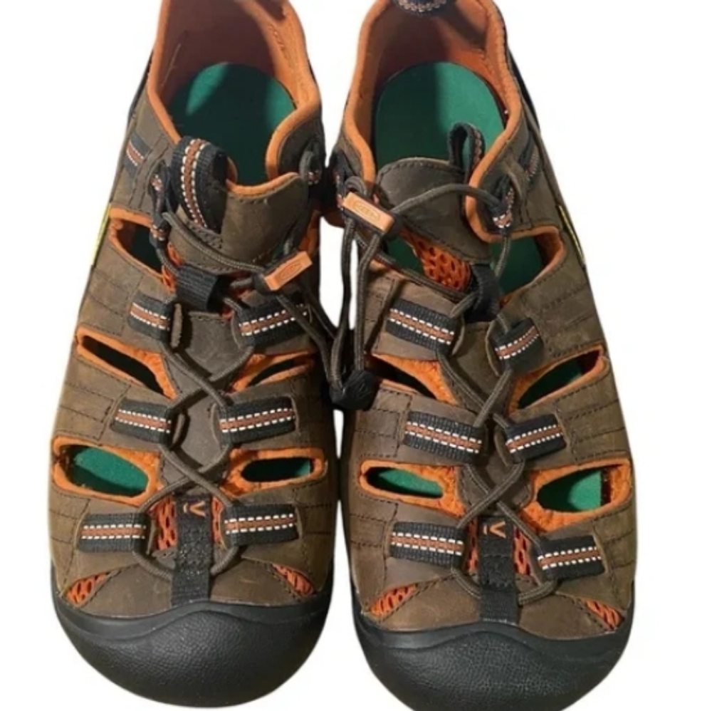 Mountaineering shoes and sandals